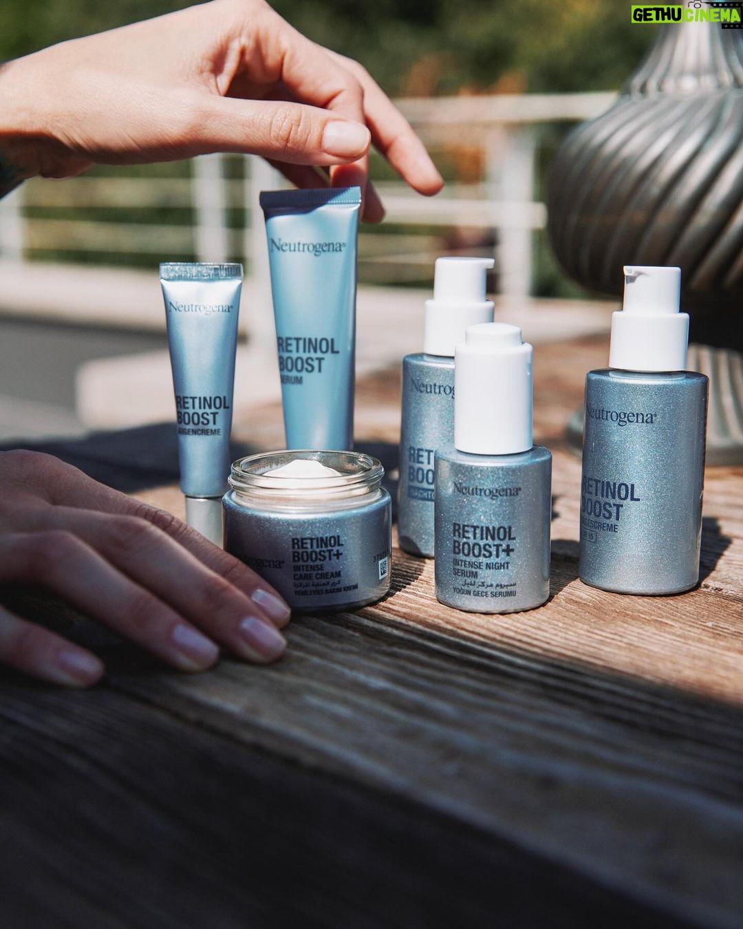 Birce Akalay Instagram - Neutrogena'nın Retinol Boost ailesiyle tanıştıktan sonra, cildimdeki değişim gerçekten muazzam oldu! 🙏🏼💙✨ Bu yıl boyunca kullandığım tüm ürünler, günden güne benim için birer güzellik ritüeline dönüştü. Retinol Boost ailesi, cildimin ihtiyaç duyduğu bakımı 4 mevsim eksiksiz bir şekilde karşılıyor. 🌸🌞🍁❄️ Her ürünün kendine özgü bir katkısı var ve bir arada kullanmanın, cildime sağladığı dengeyi hissetmeyi çok seviyorum. Zaman ayırmak ve bu ürünlere güvenmek, gerçekten güzel bir geri dönüş almak demek! 🌝 Siz de cildinize özel bir bakım yapmak istiyorsanız, yeni yılda bu aileyi keşfetmelisiniz. @neutrogenaturkiye #işbirliği