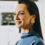 Birce Akalay Instagram - Many thanks to Harper's Bazaar Turkey for this marvellous night worthy of us. It was the most sincere and real ceremony I have attended for a long time. Thank you for honouring us with this special ceremony. See you next year. 🤍 Dün gece çok özel bir kadına ödül verme şerefine nail oldum. Kendisi Avrupa’nın ilk yapay kalp naklini gerçekleştiren doktorumuz gururumuz; Sayın Dilek Gürsoy. Diğer karelerde gördüğünüz güçlü ve öncü kadınları da tagliyorum.Siz merak edip bakarsınız artık. 🤍 Dün beni bu güçlü sahneye yakışır şıklığa ulaştıran canım arkadaşlarım. @gokaygundogdu @cananhzl @ibrahim.junior iyi ki varsınız. @harpersbazaarturkiye The Peninsula Istanbul