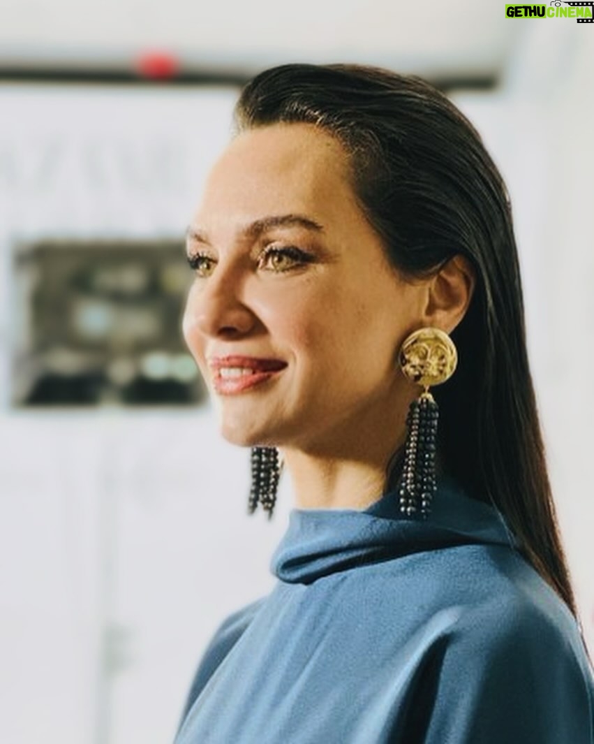 Birce Akalay Instagram - Many thanks to Harper's Bazaar Turkey for this marvellous night worthy of us. It was the most sincere and real ceremony I have attended for a long time. Thank you for honouring us with this special ceremony. See you next year. 🤍 Dün gece çok özel bir kadına ödül verme şerefine nail oldum. Kendisi Avrupa’nın ilk yapay kalp naklini gerçekleştiren doktorumuz gururumuz; Sayın Dilek Gürsoy. Diğer karelerde gördüğünüz güçlü ve öncü kadınları da tagliyorum.Siz merak edip bakarsınız artık. 🤍 Dün beni bu güçlü sahneye yakışır şıklığa ulaştıran canım arkadaşlarım. @gokaygundogdu @cananhzl @ibrahim.junior iyi ki varsınız. @harpersbazaarturkiye The Peninsula Istanbul