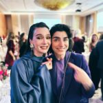 Birce Akalay Instagram - Many thanks to Harper's Bazaar Turkey for this marvellous night worthy of us. It was the most sincere and real ceremony I have attended for a long time. Thank you for honouring us with this special ceremony. See you next year. 🤍 Dün gece çok özel bir kadına ödül verme şerefine nail oldum. Kendisi Avrupa’nın ilk yapay kalp naklini gerçekleştiren doktorumuz gururumuz; Sayın Dilek Gürsoy. Diğer karelerde gördüğünüz güçlü ve öncü kadınları da tagliyorum.Siz merak edip bakarsınız artık. 🤍 Dün beni bu güçlü sahneye yakışır şıklığa ulaştıran canım arkadaşlarım. @gokaygundogdu @cananhzl @ibrahim.junior iyi ki varsınız. @harpersbazaarturkiye The Peninsula Istanbul