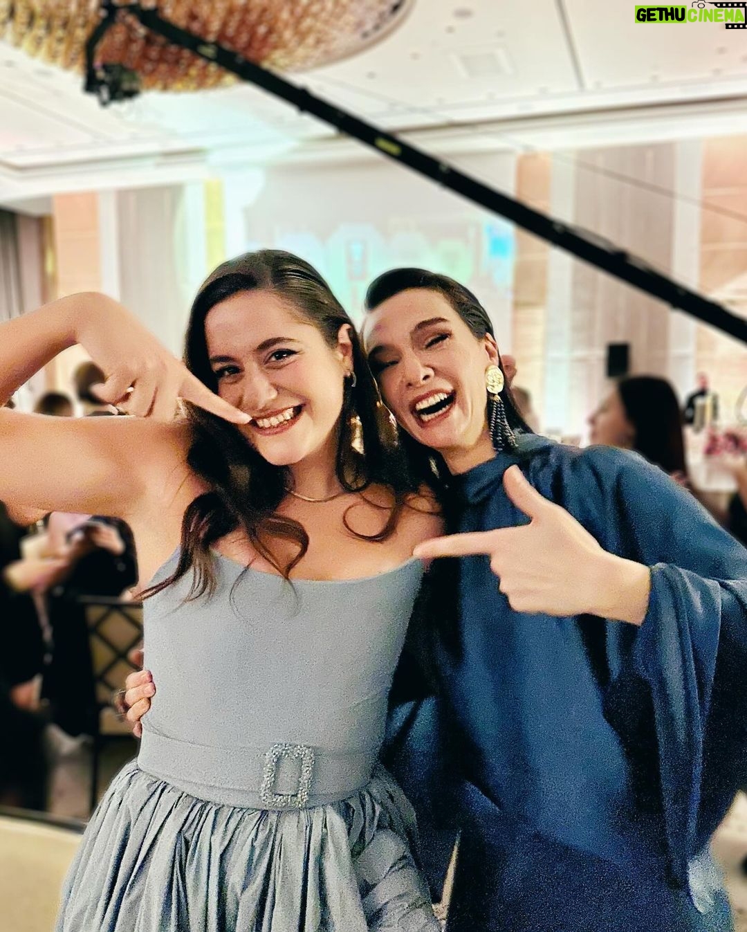 Birce Akalay Instagram - Many thanks to Harper's Bazaar Turkey for this marvellous night worthy of us. It was the most sincere and real ceremony I have attended for a long time. Thank you for honouring us with this special ceremony. See you next year. 🤍 Dün gece çok özel bir kadına ödül verme şerefine nail oldum. Kendisi Avrupa’nın ilk yapay kalp naklini gerçekleştiren doktorumuz gururumuz; Sayın Dilek Gürsoy. Diğer karelerde gördüğünüz güçlü ve öncü kadınları da tagliyorum.Siz merak edip bakarsınız artık. 🤍 Dün beni bu güçlü sahneye yakışır şıklığa ulaştıran canım arkadaşlarım. @gokaygundogdu @cananhzl @ibrahim.junior iyi ki varsınız. @harpersbazaarturkiye The Peninsula Istanbul