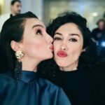 Birce Akalay Instagram - Many thanks to Harper's Bazaar Turkey for this marvellous night worthy of us. It was the most sincere and real ceremony I have attended for a long time. Thank you for honouring us with this special ceremony. See you next year. 🤍 Dün gece çok özel bir kadına ödül verme şerefine nail oldum. Kendisi Avrupa’nın ilk yapay kalp naklini gerçekleştiren doktorumuz gururumuz; Sayın Dilek Gürsoy. Diğer karelerde gördüğünüz güçlü ve öncü kadınları da tagliyorum.Siz merak edip bakarsınız artık. 🤍 Dün beni bu güçlü sahneye yakışır şıklığa ulaştıran canım arkadaşlarım. @gokaygundogdu @cananhzl @ibrahim.junior iyi ki varsınız. @harpersbazaarturkiye The Peninsula Istanbul