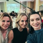 Birce Akalay Instagram - Many thanks to Harper's Bazaar Turkey for this marvellous night worthy of us. It was the most sincere and real ceremony I have attended for a long time. Thank you for honouring us with this special ceremony. See you next year. 🤍 Dün gece çok özel bir kadına ödül verme şerefine nail oldum. Kendisi Avrupa’nın ilk yapay kalp naklini gerçekleştiren doktorumuz gururumuz; Sayın Dilek Gürsoy. Diğer karelerde gördüğünüz güçlü ve öncü kadınları da tagliyorum.Siz merak edip bakarsınız artık. 🤍 Dün beni bu güçlü sahneye yakışır şıklığa ulaştıran canım arkadaşlarım. @gokaygundogdu @cananhzl @ibrahim.junior iyi ki varsınız. @harpersbazaarturkiye The Peninsula Istanbul
