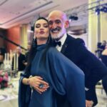 Birce Akalay Instagram - Many thanks to Harper's Bazaar Turkey for this marvellous night worthy of us. It was the most sincere and real ceremony I have attended for a long time. Thank you for honouring us with this special ceremony. See you next year. 🤍 Dün gece çok özel bir kadına ödül verme şerefine nail oldum. Kendisi Avrupa’nın ilk yapay kalp naklini gerçekleştiren doktorumuz gururumuz; Sayın Dilek Gürsoy. Diğer karelerde gördüğünüz güçlü ve öncü kadınları da tagliyorum.Siz merak edip bakarsınız artık. 🤍 Dün beni bu güçlü sahneye yakışır şıklığa ulaştıran canım arkadaşlarım. @gokaygundogdu @cananhzl @ibrahim.junior iyi ki varsınız. @harpersbazaarturkiye The Peninsula Istanbul