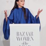 Birce Akalay Instagram - Many thanks to Harper's Bazaar Turkey for this marvellous night worthy of us. It was the most sincere and real ceremony I have attended for a long time. Thank you for honouring us with this special ceremony. See you next year. 🤍 Dün gece çok özel bir kadına ödül verme şerefine nail oldum. Kendisi Avrupa’nın ilk yapay kalp naklini gerçekleştiren doktorumuz gururumuz; Sayın Dilek Gürsoy. Diğer karelerde gördüğünüz güçlü ve öncü kadınları da tagliyorum.Siz merak edip bakarsınız artık. 🤍 Dün beni bu güçlü sahneye yakışır şıklığa ulaştıran canım arkadaşlarım. @gokaygundogdu @cananhzl @ibrahim.junior iyi ki varsınız. @harpersbazaarturkiye The Peninsula Istanbul