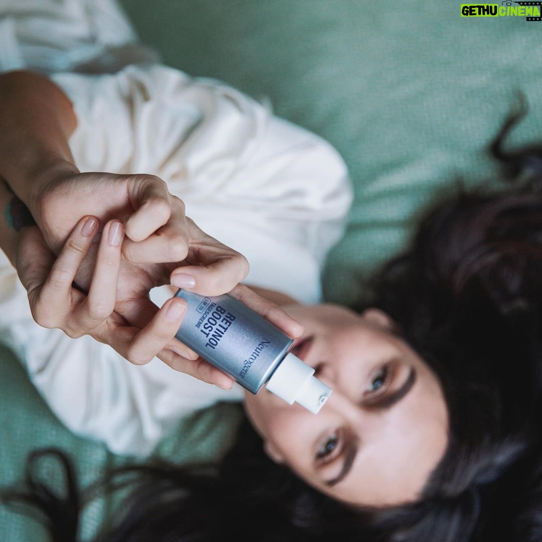 Birce Akalay Instagram - Herkes yeniden merhaba! Cilt bakım rutinimde sabah başlangıcımı Neutrogena Retinol Boost SPFli gündüz kremi ile yapıyorum! 💙 Cildimi güne sımsıkı hazırlarken aynı zamanda güneşin zararlı etkilerine karşı da korunuyorum. 💙 Retinol sayesinde cildimde hissettiğim tazelik ve canlılık hissi gün boyu devam ediyor. Işıldayan bir cilde sahip olmak için bu krem benim gündüz rutinimin vazgeçilmezi haline geldi. 💙 Siz de benim gibi cildinizi şımartmak istiyorsanız, Neutrogena Retinol Boost SPFli gündüz kremi denemelisiniz! #CiltBakimi #Neutrogena #retinolboost #retinol @neutrogenaturkiye #işbirliği