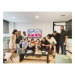 Birce Akalay Instagram - Son kareyi ilk paylaşıyorum zira bu serinin kapağının hakkı sivilceli ve uçuklu yüzümle koskocaman bir öpücük. Çünkü kayıt dediğimizin ilk haftasından bu kare. Yüzüm heyecandan ve stresten açan çiçeklerle dolu biraz. Ama gerçek ;) Siz bir de sete sorun başka neler oldu neler! Neyse… ••• Sevgili dostlar, yayından sonra ancak gelebiliyorum kendime.Bu heyecanımla unuttuğum dostlarım olduysa lütfen beni affedin. Bugüne kadar birçok değerli projede varoldum. Ancak ilk defa peşembe akşamı yayını izledikten sonra uzun süre gözyaşlarıma hakim olamadım. Benim için Bir Derdim Var’ın neden böyle hissettirdiğini çok yakınımdaki dostlarım bilirler elbette. Hayatımda hiç yüzünü görmediğim, hiç ama hiç tanımadığım ya da tanışamayacağım çocuklara, gençlere,insanlara dokunabilmek, onlara biraz olsun derdimizi anlatabilmek şansına erişebilmiştim sonunda. Bunun benim için anlamı paha biçilemez işte. ••• Bana bu şansı tanıyan önce hayata, sonra değerli ve sevgili KEREM ÇATAY ve LALE EREN’e Bazen beni benden bile iyi tanıyan ve bu projeyle buluşmamı sağlayan, tek kişilik dev kadro AYŞE BARIM’a yürekten teşekkür ederim. ••• Dilimizden dökülen her cümleyi kağıda döküp bize senaryo üzerine kalpler çizdiren yazarlarımız,YEKTA TORUN,DENİZ GÜRLEK,DUYGU ERTEKİN’e ••• Dün ilk projemizden bugün ikinciye gururla ve keyifle yürüdüğüm yönetmenim ve kıymetli arkadaşım BURAK MÜJDECİ’ye,bu hayali hayata geçirmek için bu kadar inandıkları için çok ama çok teşekkür ederim. Bize tüm imkanlarını seferber eden Ay Yapım, başta Uygulayıcı Yapımcımız sevgili CEM ÖZKAN ve gece güzdüz demeden arı gibi çalışan A’dan Z’ye tüm yapım ekibine, Bu benim için paha biçilemez işi sizlerin karşısına çıkana kadar hazırlayan, üreten ve sunan, BİR DERDİM VAR’ın TÜM EKİPLERİ’ne ise kattıkları her şey için minnettarım. Son olarak bizimle,20 yıldır marş gibi söylediğimiz eşsiz şarkıları BİR DERDİM VAR’ı paylaşan MOR VE ÖTESİ’ne Her satırı, her anı keyifle oynadığım kıymetli OYUN ARKADAŞLARIM’a ve değerli desteğini, beğenisini ve en derin hislerimizi bizlerle paylaşan DOSTLARIMIZ ve İZLEYİCİMİZE sonsuz teşekkür ederim. Yolumuz keyifli, sağlıklı, mutlu ve uzun olsun. Sevgiyle… ♥️🫂🙏🏼🌹🪐🧿👏🏼