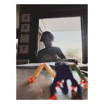Birce Akalay Instagram - Son kareyi ilk paylaşıyorum zira bu serinin kapağının hakkı sivilceli ve uçuklu yüzümle koskocaman bir öpücük. Çünkü kayıt dediğimizin ilk haftasından bu kare. Yüzüm heyecandan ve stresten açan çiçeklerle dolu biraz. Ama gerçek ;) Siz bir de sete sorun başka neler oldu neler! Neyse… ••• Sevgili dostlar, yayından sonra ancak gelebiliyorum kendime.Bu heyecanımla unuttuğum dostlarım olduysa lütfen beni affedin. Bugüne kadar birçok değerli projede varoldum. Ancak ilk defa peşembe akşamı yayını izledikten sonra uzun süre gözyaşlarıma hakim olamadım. Benim için Bir Derdim Var’ın neden böyle hissettirdiğini çok yakınımdaki dostlarım bilirler elbette. Hayatımda hiç yüzünü görmediğim, hiç ama hiç tanımadığım ya da tanışamayacağım çocuklara, gençlere,insanlara dokunabilmek, onlara biraz olsun derdimizi anlatabilmek şansına erişebilmiştim sonunda. Bunun benim için anlamı paha biçilemez işte. ••• Bana bu şansı tanıyan önce hayata, sonra değerli ve sevgili KEREM ÇATAY ve LALE EREN’e Bazen beni benden bile iyi tanıyan ve bu projeyle buluşmamı sağlayan, tek kişilik dev kadro AYŞE BARIM’a yürekten teşekkür ederim. ••• Dilimizden dökülen her cümleyi kağıda döküp bize senaryo üzerine kalpler çizdiren yazarlarımız,YEKTA TORUN,DENİZ GÜRLEK,DUYGU ERTEKİN’e ••• Dün ilk projemizden bugün ikinciye gururla ve keyifle yürüdüğüm yönetmenim ve kıymetli arkadaşım BURAK MÜJDECİ’ye,bu hayali hayata geçirmek için bu kadar inandıkları için çok ama çok teşekkür ederim. Bize tüm imkanlarını seferber eden Ay Yapım, başta Uygulayıcı Yapımcımız sevgili CEM ÖZKAN ve gece güzdüz demeden arı gibi çalışan A’dan Z’ye tüm yapım ekibine, Bu benim için paha biçilemez işi sizlerin karşısına çıkana kadar hazırlayan, üreten ve sunan, BİR DERDİM VAR’ın TÜM EKİPLERİ’ne ise kattıkları her şey için minnettarım. Son olarak bizimle,20 yıldır marş gibi söylediğimiz eşsiz şarkıları BİR DERDİM VAR’ı paylaşan MOR VE ÖTESİ’ne Her satırı, her anı keyifle oynadığım kıymetli OYUN ARKADAŞLARIM’a ve değerli desteğini, beğenisini ve en derin hislerimizi bizlerle paylaşan DOSTLARIMIZ ve İZLEYİCİMİZE sonsuz teşekkür ederim. Yolumuz keyifli, sağlıklı, mutlu ve uzun olsun. Sevgiyle… ♥️🫂🙏🏼🌹🪐🧿👏🏼