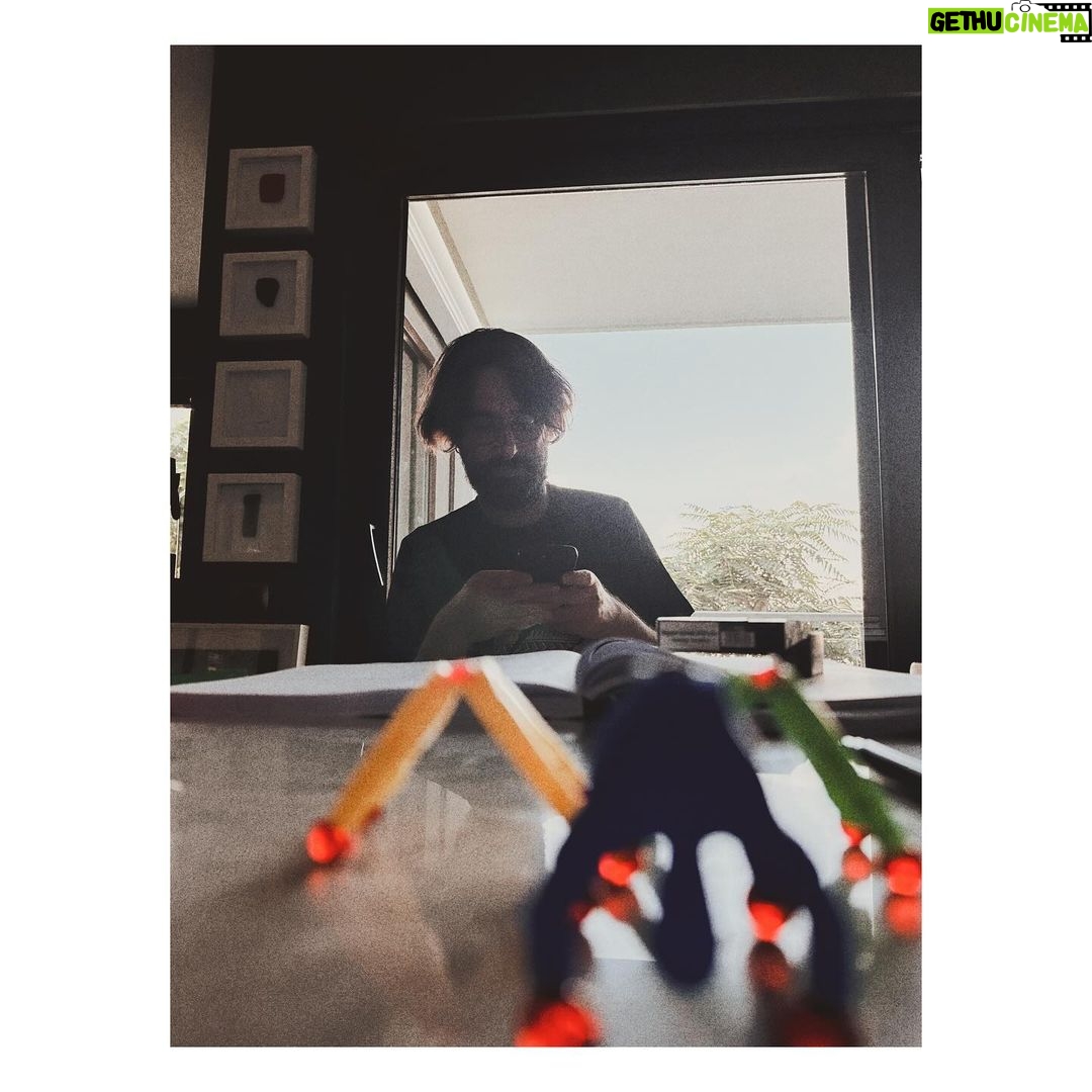 Birce Akalay Instagram - Son kareyi ilk paylaşıyorum zira bu serinin kapağının hakkı sivilceli ve uçuklu yüzümle koskocaman bir öpücük. Çünkü kayıt dediğimizin ilk haftasından bu kare. Yüzüm heyecandan ve stresten açan çiçeklerle dolu biraz. Ama gerçek ;) Siz bir de sete sorun başka neler oldu neler! Neyse… ••• Sevgili dostlar, yayından sonra ancak gelebiliyorum kendime.Bu heyecanımla unuttuğum dostlarım olduysa lütfen beni affedin. Bugüne kadar birçok değerli projede varoldum. Ancak ilk defa peşembe akşamı yayını izledikten sonra uzun süre gözyaşlarıma hakim olamadım. Benim için Bir Derdim Var’ın neden böyle hissettirdiğini çok yakınımdaki dostlarım bilirler elbette. Hayatımda hiç yüzünü görmediğim, hiç ama hiç tanımadığım ya da tanışamayacağım çocuklara, gençlere,insanlara dokunabilmek, onlara biraz olsun derdimizi anlatabilmek şansına erişebilmiştim sonunda. Bunun benim için anlamı paha biçilemez işte. ••• Bana bu şansı tanıyan önce hayata, sonra değerli ve sevgili KEREM ÇATAY ve LALE EREN’e Bazen beni benden bile iyi tanıyan ve bu projeyle buluşmamı sağlayan, tek kişilik dev kadro AYŞE BARIM’a yürekten teşekkür ederim. ••• Dilimizden dökülen her cümleyi kağıda döküp bize senaryo üzerine kalpler çizdiren yazarlarımız,YEKTA TORUN,DENİZ GÜRLEK,DUYGU ERTEKİN’e ••• Dün ilk projemizden bugün ikinciye gururla ve keyifle yürüdüğüm yönetmenim ve kıymetli arkadaşım BURAK MÜJDECİ’ye,bu hayali hayata geçirmek için bu kadar inandıkları için çok ama çok teşekkür ederim. Bize tüm imkanlarını seferber eden Ay Yapım, başta Uygulayıcı Yapımcımız sevgili CEM ÖZKAN ve gece güzdüz demeden arı gibi çalışan A’dan Z’ye tüm yapım ekibine, Bu benim için paha biçilemez işi sizlerin karşısına çıkana kadar hazırlayan, üreten ve sunan, BİR DERDİM VAR’ın TÜM EKİPLERİ’ne ise kattıkları her şey için minnettarım. Son olarak bizimle,20 yıldır marş gibi söylediğimiz eşsiz şarkıları BİR DERDİM VAR’ı paylaşan MOR VE ÖTESİ’ne Her satırı, her anı keyifle oynadığım kıymetli OYUN ARKADAŞLARIM’a ve değerli desteğini, beğenisini ve en derin hislerimizi bizlerle paylaşan DOSTLARIMIZ ve İZLEYİCİMİZE sonsuz teşekkür ederim. Yolumuz keyifli, sağlıklı, mutlu ve uzun olsun. Sevgiyle… ♥️🫂🙏🏼🌹🪐🧿👏🏼