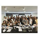 Birce Akalay Instagram - Son kareyi ilk paylaşıyorum zira bu serinin kapağının hakkı sivilceli ve uçuklu yüzümle koskocaman bir öpücük. Çünkü kayıt dediğimizin ilk haftasından bu kare. Yüzüm heyecandan ve stresten açan çiçeklerle dolu biraz. Ama gerçek ;) Siz bir de sete sorun başka neler oldu neler! Neyse… ••• Sevgili dostlar, yayından sonra ancak gelebiliyorum kendime.Bu heyecanımla unuttuğum dostlarım olduysa lütfen beni affedin. Bugüne kadar birçok değerli projede varoldum. Ancak ilk defa peşembe akşamı yayını izledikten sonra uzun süre gözyaşlarıma hakim olamadım. Benim için Bir Derdim Var’ın neden böyle hissettirdiğini çok yakınımdaki dostlarım bilirler elbette. Hayatımda hiç yüzünü görmediğim, hiç ama hiç tanımadığım ya da tanışamayacağım çocuklara, gençlere,insanlara dokunabilmek, onlara biraz olsun derdimizi anlatabilmek şansına erişebilmiştim sonunda. Bunun benim için anlamı paha biçilemez işte. ••• Bana bu şansı tanıyan önce hayata, sonra değerli ve sevgili KEREM ÇATAY ve LALE EREN’e Bazen beni benden bile iyi tanıyan ve bu projeyle buluşmamı sağlayan, tek kişilik dev kadro AYŞE BARIM’a yürekten teşekkür ederim. ••• Dilimizden dökülen her cümleyi kağıda döküp bize senaryo üzerine kalpler çizdiren yazarlarımız,YEKTA TORUN,DENİZ GÜRLEK,DUYGU ERTEKİN’e ••• Dün ilk projemizden bugün ikinciye gururla ve keyifle yürüdüğüm yönetmenim ve kıymetli arkadaşım BURAK MÜJDECİ’ye,bu hayali hayata geçirmek için bu kadar inandıkları için çok ama çok teşekkür ederim. Bize tüm imkanlarını seferber eden Ay Yapım, başta Uygulayıcı Yapımcımız sevgili CEM ÖZKAN ve gece güzdüz demeden arı gibi çalışan A’dan Z’ye tüm yapım ekibine, Bu benim için paha biçilemez işi sizlerin karşısına çıkana kadar hazırlayan, üreten ve sunan, BİR DERDİM VAR’ın TÜM EKİPLERİ’ne ise kattıkları her şey için minnettarım. Son olarak bizimle,20 yıldır marş gibi söylediğimiz eşsiz şarkıları BİR DERDİM VAR’ı paylaşan MOR VE ÖTESİ’ne Her satırı, her anı keyifle oynadığım kıymetli OYUN ARKADAŞLARIM’a ve değerli desteğini, beğenisini ve en derin hislerimizi bizlerle paylaşan DOSTLARIMIZ ve İZLEYİCİMİZE sonsuz teşekkür ederim. Yolumuz keyifli, sağlıklı, mutlu ve uzun olsun. Sevgiyle… ♥️🫂🙏🏼🌹🪐🧿👏🏼