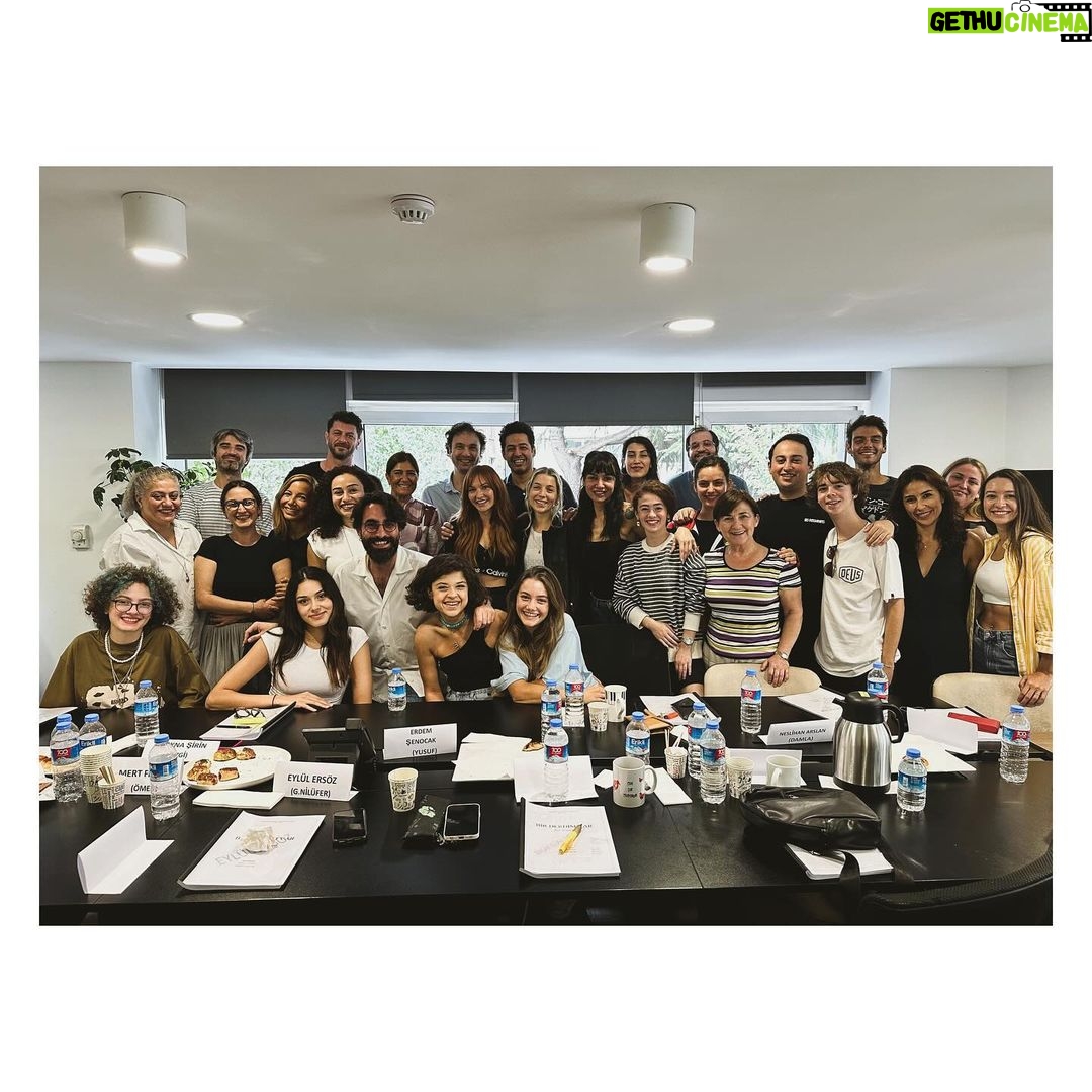 Birce Akalay Instagram - Son kareyi ilk paylaşıyorum zira bu serinin kapağının hakkı sivilceli ve uçuklu yüzümle koskocaman bir öpücük. Çünkü kayıt dediğimizin ilk haftasından bu kare. Yüzüm heyecandan ve stresten açan çiçeklerle dolu biraz. Ama gerçek ;) Siz bir de sete sorun başka neler oldu neler! Neyse… ••• Sevgili dostlar, yayından sonra ancak gelebiliyorum kendime.Bu heyecanımla unuttuğum dostlarım olduysa lütfen beni affedin. Bugüne kadar birçok değerli projede varoldum. Ancak ilk defa peşembe akşamı yayını izledikten sonra uzun süre gözyaşlarıma hakim olamadım. Benim için Bir Derdim Var’ın neden böyle hissettirdiğini çok yakınımdaki dostlarım bilirler elbette. Hayatımda hiç yüzünü görmediğim, hiç ama hiç tanımadığım ya da tanışamayacağım çocuklara, gençlere,insanlara dokunabilmek, onlara biraz olsun derdimizi anlatabilmek şansına erişebilmiştim sonunda. Bunun benim için anlamı paha biçilemez işte. ••• Bana bu şansı tanıyan önce hayata, sonra değerli ve sevgili KEREM ÇATAY ve LALE EREN’e Bazen beni benden bile iyi tanıyan ve bu projeyle buluşmamı sağlayan, tek kişilik dev kadro AYŞE BARIM’a yürekten teşekkür ederim. ••• Dilimizden dökülen her cümleyi kağıda döküp bize senaryo üzerine kalpler çizdiren yazarlarımız,YEKTA TORUN,DENİZ GÜRLEK,DUYGU ERTEKİN’e ••• Dün ilk projemizden bugün ikinciye gururla ve keyifle yürüdüğüm yönetmenim ve kıymetli arkadaşım BURAK MÜJDECİ’ye,bu hayali hayata geçirmek için bu kadar inandıkları için çok ama çok teşekkür ederim. Bize tüm imkanlarını seferber eden Ay Yapım, başta Uygulayıcı Yapımcımız sevgili CEM ÖZKAN ve gece güzdüz demeden arı gibi çalışan A’dan Z’ye tüm yapım ekibine, Bu benim için paha biçilemez işi sizlerin karşısına çıkana kadar hazırlayan, üreten ve sunan, BİR DERDİM VAR’ın TÜM EKİPLERİ’ne ise kattıkları her şey için minnettarım. Son olarak bizimle,20 yıldır marş gibi söylediğimiz eşsiz şarkıları BİR DERDİM VAR’ı paylaşan MOR VE ÖTESİ’ne Her satırı, her anı keyifle oynadığım kıymetli OYUN ARKADAŞLARIM’a ve değerli desteğini, beğenisini ve en derin hislerimizi bizlerle paylaşan DOSTLARIMIZ ve İZLEYİCİMİZE sonsuz teşekkür ederim. Yolumuz keyifli, sağlıklı, mutlu ve uzun olsun. Sevgiyle… ♥️🫂🙏🏼🌹🪐🧿👏🏼