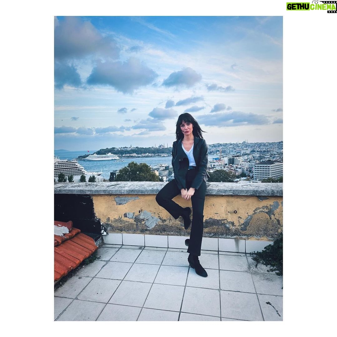 Birce Akalay Instagram - Son kareyi ilk paylaşıyorum zira bu serinin kapağının hakkı sivilceli ve uçuklu yüzümle koskocaman bir öpücük. Çünkü kayıt dediğimizin ilk haftasından bu kare. Yüzüm heyecandan ve stresten açan çiçeklerle dolu biraz. Ama gerçek ;) Siz bir de sete sorun başka neler oldu neler! Neyse… ••• Sevgili dostlar, yayından sonra ancak gelebiliyorum kendime.Bu heyecanımla unuttuğum dostlarım olduysa lütfen beni affedin. Bugüne kadar birçok değerli projede varoldum. Ancak ilk defa peşembe akşamı yayını izledikten sonra uzun süre gözyaşlarıma hakim olamadım. Benim için Bir Derdim Var’ın neden böyle hissettirdiğini çok yakınımdaki dostlarım bilirler elbette. Hayatımda hiç yüzünü görmediğim, hiç ama hiç tanımadığım ya da tanışamayacağım çocuklara, gençlere,insanlara dokunabilmek, onlara biraz olsun derdimizi anlatabilmek şansına erişebilmiştim sonunda. Bunun benim için anlamı paha biçilemez işte. ••• Bana bu şansı tanıyan önce hayata, sonra değerli ve sevgili KEREM ÇATAY ve LALE EREN’e Bazen beni benden bile iyi tanıyan ve bu projeyle buluşmamı sağlayan, tek kişilik dev kadro AYŞE BARIM’a yürekten teşekkür ederim. ••• Dilimizden dökülen her cümleyi kağıda döküp bize senaryo üzerine kalpler çizdiren yazarlarımız,YEKTA TORUN,DENİZ GÜRLEK,DUYGU ERTEKİN’e ••• Dün ilk projemizden bugün ikinciye gururla ve keyifle yürüdüğüm yönetmenim ve kıymetli arkadaşım BURAK MÜJDECİ’ye,bu hayali hayata geçirmek için bu kadar inandıkları için çok ama çok teşekkür ederim. Bize tüm imkanlarını seferber eden Ay Yapım, başta Uygulayıcı Yapımcımız sevgili CEM ÖZKAN ve gece güzdüz demeden arı gibi çalışan A’dan Z’ye tüm yapım ekibine, Bu benim için paha biçilemez işi sizlerin karşısına çıkana kadar hazırlayan, üreten ve sunan, BİR DERDİM VAR’ın TÜM EKİPLERİ’ne ise kattıkları her şey için minnettarım. Son olarak bizimle,20 yıldır marş gibi söylediğimiz eşsiz şarkıları BİR DERDİM VAR’ı paylaşan MOR VE ÖTESİ’ne Her satırı, her anı keyifle oynadığım kıymetli OYUN ARKADAŞLARIM’a ve değerli desteğini, beğenisini ve en derin hislerimizi bizlerle paylaşan DOSTLARIMIZ ve İZLEYİCİMİZE sonsuz teşekkür ederim. Yolumuz keyifli, sağlıklı, mutlu ve uzun olsun. Sevgiyle… ♥️🫂🙏🏼🌹🪐🧿👏🏼