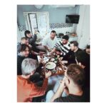 Birce Akalay Instagram - Son kareyi ilk paylaşıyorum zira bu serinin kapağının hakkı sivilceli ve uçuklu yüzümle koskocaman bir öpücük. Çünkü kayıt dediğimizin ilk haftasından bu kare. Yüzüm heyecandan ve stresten açan çiçeklerle dolu biraz. Ama gerçek ;) Siz bir de sete sorun başka neler oldu neler! Neyse… ••• Sevgili dostlar, yayından sonra ancak gelebiliyorum kendime.Bu heyecanımla unuttuğum dostlarım olduysa lütfen beni affedin. Bugüne kadar birçok değerli projede varoldum. Ancak ilk defa peşembe akşamı yayını izledikten sonra uzun süre gözyaşlarıma hakim olamadım. Benim için Bir Derdim Var’ın neden böyle hissettirdiğini çok yakınımdaki dostlarım bilirler elbette. Hayatımda hiç yüzünü görmediğim, hiç ama hiç tanımadığım ya da tanışamayacağım çocuklara, gençlere,insanlara dokunabilmek, onlara biraz olsun derdimizi anlatabilmek şansına erişebilmiştim sonunda. Bunun benim için anlamı paha biçilemez işte. ••• Bana bu şansı tanıyan önce hayata, sonra değerli ve sevgili KEREM ÇATAY ve LALE EREN’e Bazen beni benden bile iyi tanıyan ve bu projeyle buluşmamı sağlayan, tek kişilik dev kadro AYŞE BARIM’a yürekten teşekkür ederim. ••• Dilimizden dökülen her cümleyi kağıda döküp bize senaryo üzerine kalpler çizdiren yazarlarımız,YEKTA TORUN,DENİZ GÜRLEK,DUYGU ERTEKİN’e ••• Dün ilk projemizden bugün ikinciye gururla ve keyifle yürüdüğüm yönetmenim ve kıymetli arkadaşım BURAK MÜJDECİ’ye,bu hayali hayata geçirmek için bu kadar inandıkları için çok ama çok teşekkür ederim. Bize tüm imkanlarını seferber eden Ay Yapım, başta Uygulayıcı Yapımcımız sevgili CEM ÖZKAN ve gece güzdüz demeden arı gibi çalışan A’dan Z’ye tüm yapım ekibine, Bu benim için paha biçilemez işi sizlerin karşısına çıkana kadar hazırlayan, üreten ve sunan, BİR DERDİM VAR’ın TÜM EKİPLERİ’ne ise kattıkları her şey için minnettarım. Son olarak bizimle,20 yıldır marş gibi söylediğimiz eşsiz şarkıları BİR DERDİM VAR’ı paylaşan MOR VE ÖTESİ’ne Her satırı, her anı keyifle oynadığım kıymetli OYUN ARKADAŞLARIM’a ve değerli desteğini, beğenisini ve en derin hislerimizi bizlerle paylaşan DOSTLARIMIZ ve İZLEYİCİMİZE sonsuz teşekkür ederim. Yolumuz keyifli, sağlıklı, mutlu ve uzun olsun. Sevgiyle… ♥️🫂🙏🏼🌹🪐🧿👏🏼