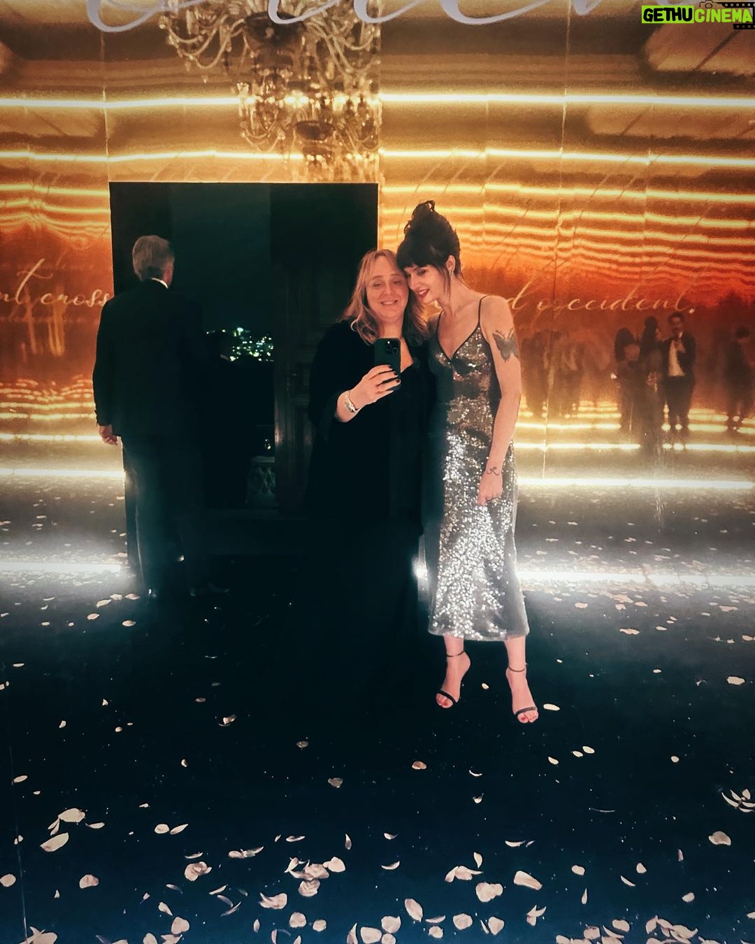 Birce Akalay Instagram - ______A mesmerising celebration night with beloved ones at the 50th anniversary of Beymen. 🥂 #goldenopulence Thank you & Congrats! Dear @beymen __________ Also many thanks to my magic handed heros for making me feel so beautiful tonight! @buraksanuk & @hakankulturofficial & @feritbelli #davet Çırağan Palace