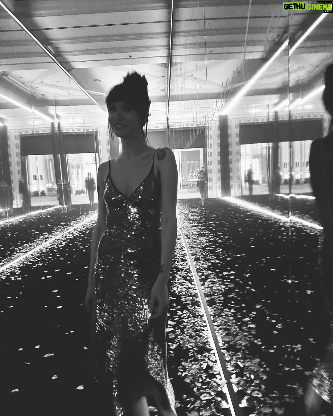 Birce Akalay Instagram - ______A mesmerising celebration night with beloved ones at the 50th anniversary of Beymen. 🥂 #goldenopulence Thank you & Congrats! Dear @beymen __________ Also many thanks to my magic handed heros for making me feel so beautiful tonight! @buraksanuk & @hakankulturofficial & @feritbelli #davet Çırağan Palace
