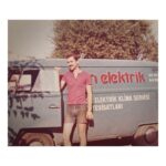 Birce Akalay Instagram - İyi ki doğdun BABA’m. Yaşamın tüm sert yamaçlarında, korku tünellerinde, fırtınalarında tek başıma hayatta kalabilmeyi öğrettin bana. Çiçek de eker ellerim tüfek de tutar tornavida da sayende. Sessizliğin sesini de müziğin en iyisini de sadece seninle dinledim. Kaliteli bir yaşamın paradan ziyade, çok daha fazla meziyet gerektirdiğini öğrendim. Evet oldu sonunda babam, ne tavşan oldum ne de tilki. Bizim için yıllardır tam anlmaıyla tırnaklarınla inşa ettiğin yuvamız için ve bana bıraktığın servetin, felsefen için sana teşekkür ederim. Varlığım varlığına armağan olsun. Seni çok seviyorum. Seni dünyaya getirip yaşamını evlatlarına vakfeden saygıdeğer güzel babanem Sultan Uslugil’i de rahmetle anıyorum. Ömrüne sonsuza dek hep mutluluklar katlansın dilerim. @sercanakalay "there's no dark side of the moon, matter of fact it's all dark" 🌑