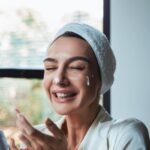 Birce Akalay Instagram - Herkese merhaba! Günlük cilt bakımının çok önemli olduğunu hepimiz biliyoruz. Karşınızda benim yaşlanma karşıtı cilt bakımı rutinim; 🔹 Tüm günün yorgunluğunu taşıyan cildimi geceleri Retinol Boost Gece Kremi'ni kullanarak nemlendiriyorum. 🔹 Ayrıca, her sabah ve gece yatmadan Retinol Boost Göz Kremi ile göz çevremi düzenli olarak besleyerek ince çizgilerimi azaltıyorum. Cildime gösterdiğim özenle kendimi her gün daha iyi ve ışıl ışıl hissediyorum. 🔹 Cilt bakımı rutinlerim bunlarla sınırlı değil elbette @neutrogenaturkiye ve beni takipte kalın. 💙