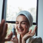 Birce Akalay Instagram - Herkese merhaba! Günlük cilt bakımının çok önemli olduğunu hepimiz biliyoruz. Karşınızda benim yaşlanma karşıtı cilt bakımı rutinim; 🔹 Tüm günün yorgunluğunu taşıyan cildimi geceleri Retinol Boost Gece Kremi'ni kullanarak nemlendiriyorum. 🔹 Ayrıca, her sabah ve gece yatmadan Retinol Boost Göz Kremi ile göz çevremi düzenli olarak besleyerek ince çizgilerimi azaltıyorum. Cildime gösterdiğim özenle kendimi her gün daha iyi ve ışıl ışıl hissediyorum. 🔹 Cilt bakımı rutinlerim bunlarla sınırlı değil elbette @neutrogenaturkiye ve beni takipte kalın. 💙