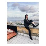 Birce Akalay Instagram - _______ “ Çıkmaz sokakta geri adım atmak da ileri gitmektir. “ Sana da merhaba Nilüfer. Let’s get excited a little bit more! 🖤 @birderdimvardizi #lightinthedark @ayna.yapim @burakmujdeci @kanald