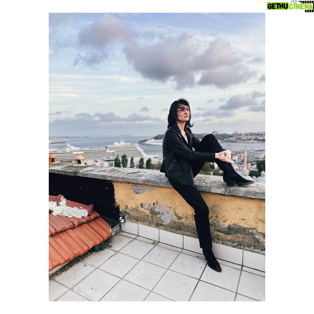 Birce Akalay Instagram - _______ “ Çıkmaz sokakta geri adım atmak da ileri gitmektir. “ Sana da merhaba Nilüfer. Let’s get excited a little bit more! 🖤 @birderdimvardizi #lightinthedark @ayna.yapim @burakmujdeci @kanald