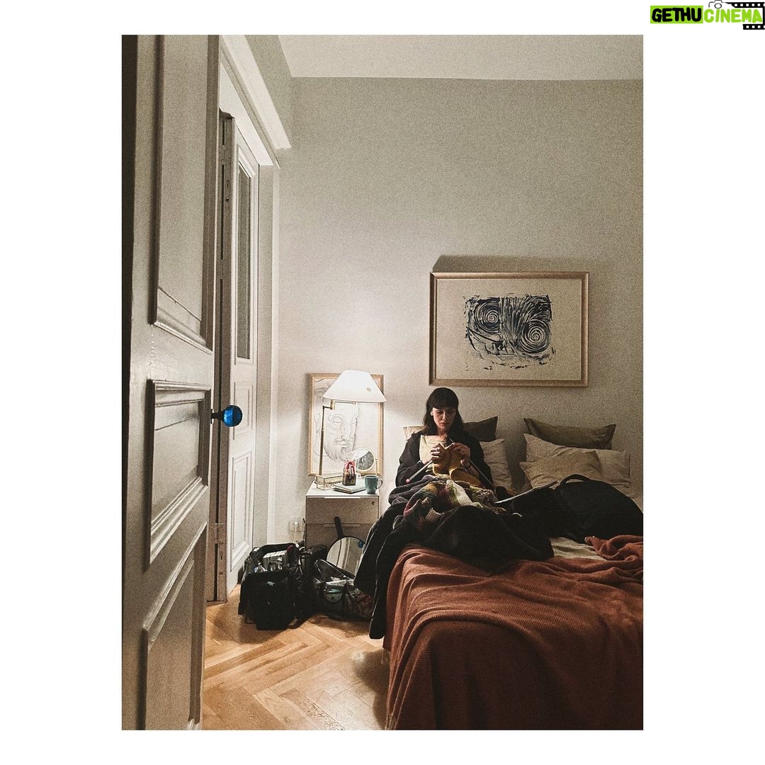Birce Akalay Instagram - _______ “ Çıkmaz sokakta geri adım atmak da ileri gitmektir. “ Sana da merhaba Nilüfer. Let’s get excited a little bit more! 🖤 @birderdimvardizi #lightinthedark @ayna.yapim @burakmujdeci @kanald