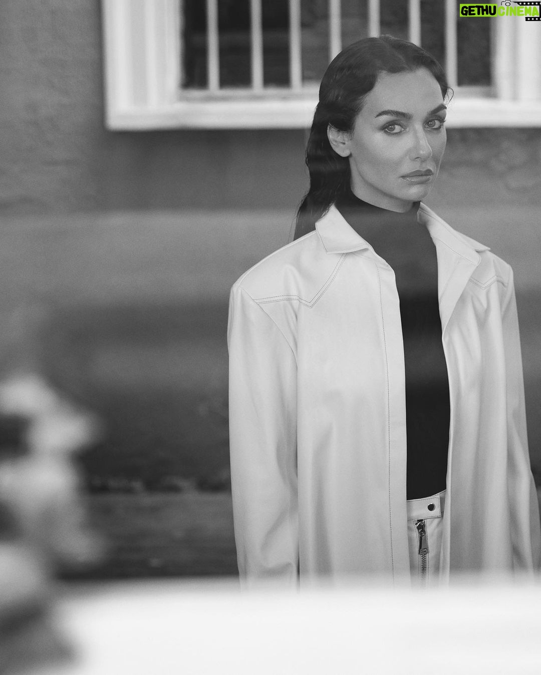 Birce Akalay Instagram - Instyle Ekim’23 sayısı benim için çok özel bir sayı oldu. Son zamanlarda verdiğim en keyifli röportajlardan birini gerçekleştirdik sevgili Eylül Solakoğlu ile. Ancak benim için bu sayının daha da anlamlı olmasına Instyle Yayın Direktörü Işık Şimşek’in özeleştirel yazısı vesile oldu diyebilirim. İyi ki varsınız demek isterim Işık Hanım, geçmişte yaptığımız hatalarımız ile yüzleşmek ve değişip dönüşmek sadece sizler için değil bizim jenerasyonumuz için de hayati önem taşıyor. Önemli olan birbimizi anlayabilmek ve anlaşabilmek. Bunun için gerekli zeminleri ve üslubu hazırlamak için çalışmazsak, fikirlerimizi nasıl tartışabiliriz ki. Sözün özü iyi ki Cumhuriyetimizin 100. Yılını kutlayacağımız bu muhteşem ayda bir araya gelmişiz ve bu önemli zamana uçuşan sözler yerine, yazılı düşünceler bırakabilmişiz. Emeği geçen tüm ekip arkadaşlarıma çok teşekkür ederim. Sevgiler. _______________ Instyle October'23 issue was a very special issue for me. We had one of the most enjoyable interviews I have given recently with dear Eylül Solakoğlu. However, I can say that Instyle Editorial Director Işık Şimşek's self-critical article was instrumental in making this issue even more meaningful for me. I would like to say that I am glad you are here, Mrs Işık, facing our past mistakes and changing and transforming is vital not only for you but also for our generation. The important thing is to understand and get along with each other. If we do not work to prepare the necessary grounds and style for this, how can we discuss our ideas. In short, it is a good thing that we came together in this marvellous month when we will celebrate the 100th anniversary of our Republic and that we were able to leave written thoughts instead of flying words for this important time. Thank you very much to all my team mates who contributed. Love. ♥️ @instyleturkiye @neutrogenaturkiye @isiksimsek @eylulsolakoglu @pinarcura @nazlikayran @korayparlak @alirizaozdemir @ibrahimzengin