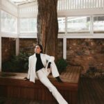 Birce Akalay Instagram - Instyle Ekim’23 sayısı benim için çok özel bir sayı oldu. Son zamanlarda verdiğim en keyifli röportajlardan birini gerçekleştirdik sevgili Eylül Solakoğlu ile. Ancak benim için bu sayının daha da anlamlı olmasına Instyle Yayın Direktörü Işık Şimşek’in özeleştirel yazısı vesile oldu diyebilirim. İyi ki varsınız demek isterim Işık Hanım, geçmişte yaptığımız hatalarımız ile yüzleşmek ve değişip dönüşmek sadece sizler için değil bizim jenerasyonumuz için de hayati önem taşıyor. Önemli olan birbimizi anlayabilmek ve anlaşabilmek. Bunun için gerekli zeminleri ve üslubu hazırlamak için çalışmazsak, fikirlerimizi nasıl tartışabiliriz ki. Sözün özü iyi ki Cumhuriyetimizin 100. Yılını kutlayacağımız bu muhteşem ayda bir araya gelmişiz ve bu önemli zamana uçuşan sözler yerine, yazılı düşünceler bırakabilmişiz. Emeği geçen tüm ekip arkadaşlarıma çok teşekkür ederim. Sevgiler. _______________ Instyle October'23 issue was a very special issue for me. We had one of the most enjoyable interviews I have given recently with dear Eylül Solakoğlu. However, I can say that Instyle Editorial Director Işık Şimşek's self-critical article was instrumental in making this issue even more meaningful for me. I would like to say that I am glad you are here, Mrs Işık, facing our past mistakes and changing and transforming is vital not only for you but also for our generation. The important thing is to understand and get along with each other. If we do not work to prepare the necessary grounds and style for this, how can we discuss our ideas. In short, it is a good thing that we came together in this marvellous month when we will celebrate the 100th anniversary of our Republic and that we were able to leave written thoughts instead of flying words for this important time. Thank you very much to all my team mates who contributed. Love. ♥️ @instyleturkiye @neutrogenaturkiye @isiksimsek @eylulsolakoglu @pinarcura @nazlikayran @korayparlak @alirizaozdemir @ibrahimzengin