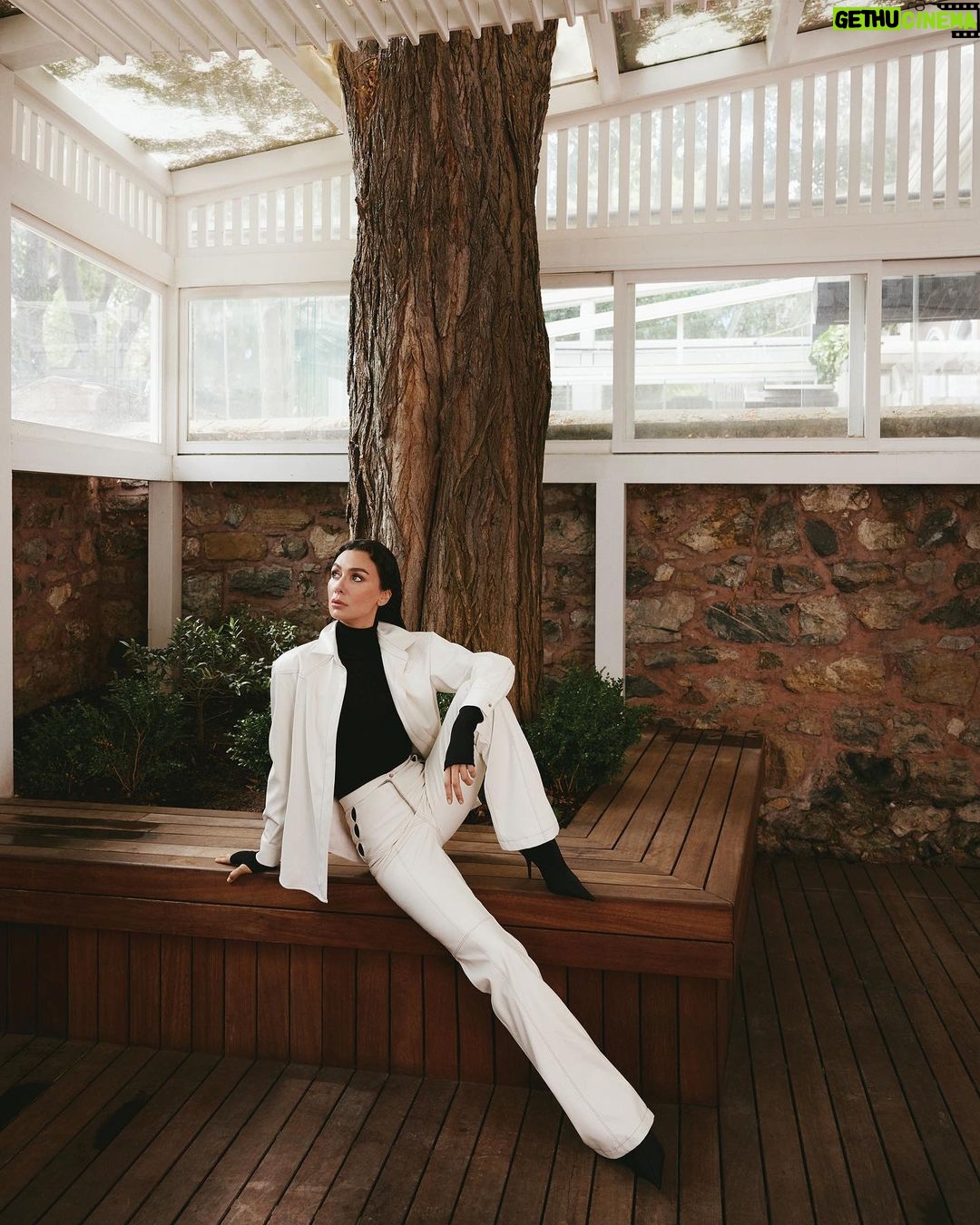 Birce Akalay Instagram - Instyle Ekim’23 sayısı benim için çok özel bir sayı oldu. Son zamanlarda verdiğim en keyifli röportajlardan birini gerçekleştirdik sevgili Eylül Solakoğlu ile. Ancak benim için bu sayının daha da anlamlı olmasına Instyle Yayın Direktörü Işık Şimşek’in özeleştirel yazısı vesile oldu diyebilirim. İyi ki varsınız demek isterim Işık Hanım, geçmişte yaptığımız hatalarımız ile yüzleşmek ve değişip dönüşmek sadece sizler için değil bizim jenerasyonumuz için de hayati önem taşıyor. Önemli olan birbimizi anlayabilmek ve anlaşabilmek. Bunun için gerekli zeminleri ve üslubu hazırlamak için çalışmazsak, fikirlerimizi nasıl tartışabiliriz ki. Sözün özü iyi ki Cumhuriyetimizin 100. Yılını kutlayacağımız bu muhteşem ayda bir araya gelmişiz ve bu önemli zamana uçuşan sözler yerine, yazılı düşünceler bırakabilmişiz. Emeği geçen tüm ekip arkadaşlarıma çok teşekkür ederim. Sevgiler. _______________ Instyle October'23 issue was a very special issue for me. We had one of the most enjoyable interviews I have given recently with dear Eylül Solakoğlu. However, I can say that Instyle Editorial Director Işık Şimşek's self-critical article was instrumental in making this issue even more meaningful for me. I would like to say that I am glad you are here, Mrs Işık, facing our past mistakes and changing and transforming is vital not only for you but also for our generation. The important thing is to understand and get along with each other. If we do not work to prepare the necessary grounds and style for this, how can we discuss our ideas. In short, it is a good thing that we came together in this marvellous month when we will celebrate the 100th anniversary of our Republic and that we were able to leave written thoughts instead of flying words for this important time. Thank you very much to all my team mates who contributed. Love. ♥️ @instyleturkiye @neutrogenaturkiye @isiksimsek @eylulsolakoglu @pinarcura @nazlikayran @korayparlak @alirizaozdemir @ibrahimzengin