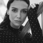Birce Akalay Instagram - Instyle Ekim’23 sayısı benim için çok özel bir sayı oldu. Son zamanlarda verdiğim en keyifli röportajlardan birini gerçekleştirdik sevgili Eylül Solakoğlu ile. Ancak benim için bu sayının daha da anlamlı olmasına Instyle Yayın Direktörü Işık Şimşek’in özeleştirel yazısı vesile oldu diyebilirim. İyi ki varsınız demek isterim Işık Hanım, geçmişte yaptığımız hatalarımız ile yüzleşmek ve değişip dönüşmek sadece sizler için değil bizim jenerasyonumuz için de hayati önem taşıyor. Önemli olan birbimizi anlayabilmek ve anlaşabilmek. Bunun için gerekli zeminleri ve üslubu hazırlamak için çalışmazsak, fikirlerimizi nasıl tartışabiliriz ki. Sözün özü iyi ki Cumhuriyetimizin 100. Yılını kutlayacağımız bu muhteşem ayda bir araya gelmişiz ve bu önemli zamana uçuşan sözler yerine, yazılı düşünceler bırakabilmişiz. Emeği geçen tüm ekip arkadaşlarıma çok teşekkür ederim. Sevgiler. _______________ Instyle October'23 issue was a very special issue for me. We had one of the most enjoyable interviews I have given recently with dear Eylül Solakoğlu. However, I can say that Instyle Editorial Director Işık Şimşek's self-critical article was instrumental in making this issue even more meaningful for me. I would like to say that I am glad you are here, Mrs Işık, facing our past mistakes and changing and transforming is vital not only for you but also for our generation. The important thing is to understand and get along with each other. If we do not work to prepare the necessary grounds and style for this, how can we discuss our ideas. In short, it is a good thing that we came together in this marvellous month when we will celebrate the 100th anniversary of our Republic and that we were able to leave written thoughts instead of flying words for this important time. Thank you very much to all my team mates who contributed. Love. ♥️ @instyleturkiye @neutrogenaturkiye @isiksimsek @eylulsolakoglu @pinarcura @nazlikayran @korayparlak @alirizaozdemir @ibrahimzengin