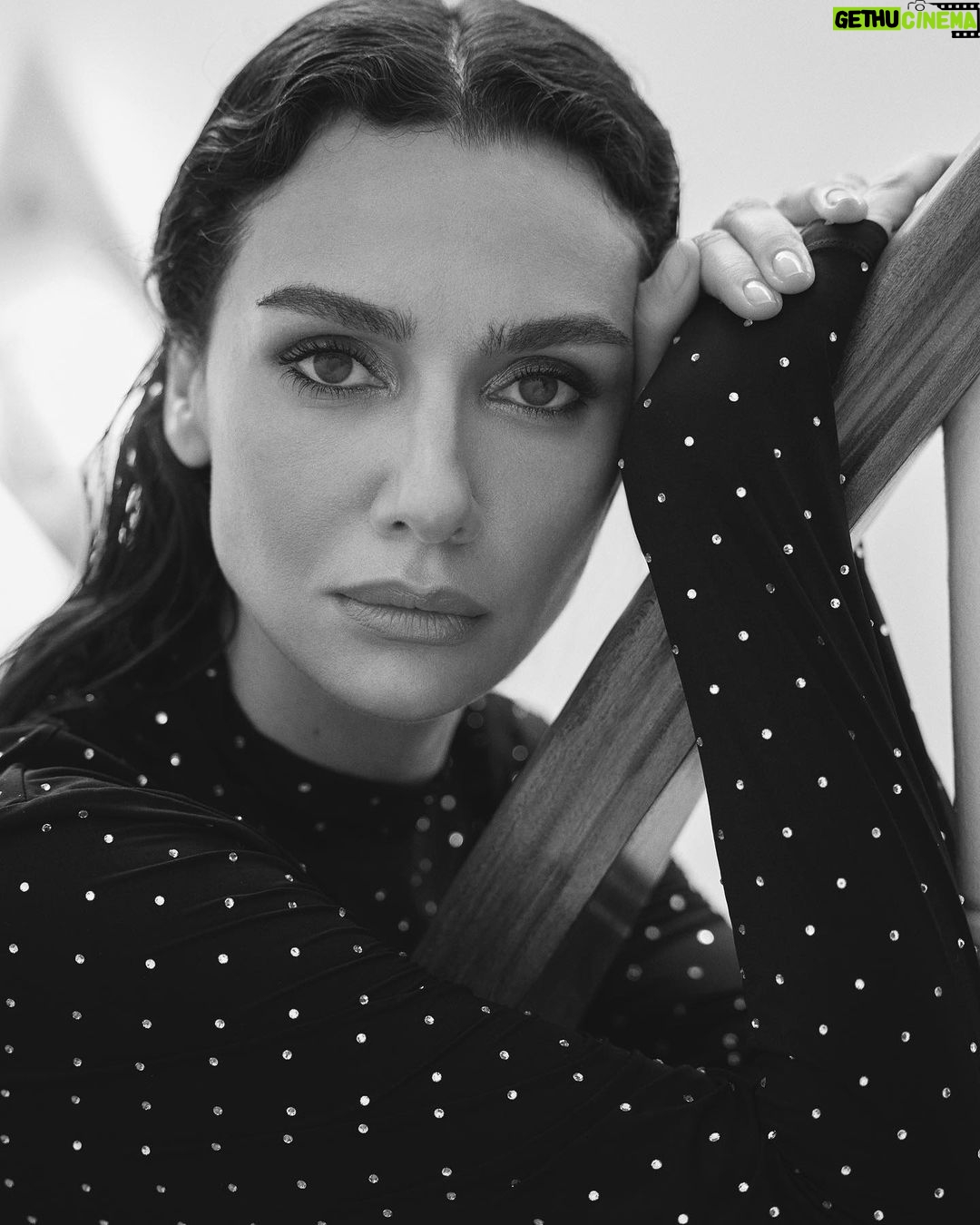 Birce Akalay Instagram - Instyle Ekim’23 sayısı benim için çok özel bir sayı oldu. Son zamanlarda verdiğim en keyifli röportajlardan birini gerçekleştirdik sevgili Eylül Solakoğlu ile. Ancak benim için bu sayının daha da anlamlı olmasına Instyle Yayın Direktörü Işık Şimşek’in özeleştirel yazısı vesile oldu diyebilirim. İyi ki varsınız demek isterim Işık Hanım, geçmişte yaptığımız hatalarımız ile yüzleşmek ve değişip dönüşmek sadece sizler için değil bizim jenerasyonumuz için de hayati önem taşıyor. Önemli olan birbimizi anlayabilmek ve anlaşabilmek. Bunun için gerekli zeminleri ve üslubu hazırlamak için çalışmazsak, fikirlerimizi nasıl tartışabiliriz ki. Sözün özü iyi ki Cumhuriyetimizin 100. Yılını kutlayacağımız bu muhteşem ayda bir araya gelmişiz ve bu önemli zamana uçuşan sözler yerine, yazılı düşünceler bırakabilmişiz. Emeği geçen tüm ekip arkadaşlarıma çok teşekkür ederim. Sevgiler. _______________ Instyle October'23 issue was a very special issue for me. We had one of the most enjoyable interviews I have given recently with dear Eylül Solakoğlu. However, I can say that Instyle Editorial Director Işık Şimşek's self-critical article was instrumental in making this issue even more meaningful for me. I would like to say that I am glad you are here, Mrs Işık, facing our past mistakes and changing and transforming is vital not only for you but also for our generation. The important thing is to understand and get along with each other. If we do not work to prepare the necessary grounds and style for this, how can we discuss our ideas. In short, it is a good thing that we came together in this marvellous month when we will celebrate the 100th anniversary of our Republic and that we were able to leave written thoughts instead of flying words for this important time. Thank you very much to all my team mates who contributed. Love. ♥️ @instyleturkiye @neutrogenaturkiye @isiksimsek @eylulsolakoglu @pinarcura @nazlikayran @korayparlak @alirizaozdemir @ibrahimzengin