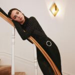 Birce Akalay Instagram - Instyle Ekim’23 sayısı benim için çok özel bir sayı oldu. Son zamanlarda verdiğim en keyifli röportajlardan birini gerçekleştirdik sevgili Eylül Solakoğlu ile. Ancak benim için bu sayının daha da anlamlı olmasına Instyle Yayın Direktörü Işık Şimşek’in özeleştirel yazısı vesile oldu diyebilirim. İyi ki varsınız demek isterim Işık Hanım, geçmişte yaptığımız hatalarımız ile yüzleşmek ve değişip dönüşmek sadece sizler için değil bizim jenerasyonumuz için de hayati önem taşıyor. Önemli olan birbimizi anlayabilmek ve anlaşabilmek. Bunun için gerekli zeminleri ve üslubu hazırlamak için çalışmazsak, fikirlerimizi nasıl tartışabiliriz ki. Sözün özü iyi ki Cumhuriyetimizin 100. Yılını kutlayacağımız bu muhteşem ayda bir araya gelmişiz ve bu önemli zamana uçuşan sözler yerine, yazılı düşünceler bırakabilmişiz. Emeği geçen tüm ekip arkadaşlarıma çok teşekkür ederim. Sevgiler. _______________ Instyle October'23 issue was a very special issue for me. We had one of the most enjoyable interviews I have given recently with dear Eylül Solakoğlu. However, I can say that Instyle Editorial Director Işık Şimşek's self-critical article was instrumental in making this issue even more meaningful for me. I would like to say that I am glad you are here, Mrs Işık, facing our past mistakes and changing and transforming is vital not only for you but also for our generation. The important thing is to understand and get along with each other. If we do not work to prepare the necessary grounds and style for this, how can we discuss our ideas. In short, it is a good thing that we came together in this marvellous month when we will celebrate the 100th anniversary of our Republic and that we were able to leave written thoughts instead of flying words for this important time. Thank you very much to all my team mates who contributed. Love. ♥️ @instyleturkiye @neutrogenaturkiye @isiksimsek @eylulsolakoglu @pinarcura @nazlikayran @korayparlak @alirizaozdemir @ibrahimzengin