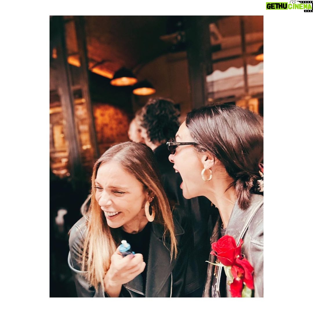 Birce Akalay Instagram - Lugatımda “kadın” diye yazılır « Burçak » diye okunur. İyi ki doğdun ailem, yol arkadaşım, hemşirem, hayat boyu birlikte eyes wide shut dans edelim. Varlığına minnettarım ve en kötü günümüz böyle olsun. Gücüne güç kat ve hep ışılda. Love you to the moon & back! 🌹 PS: aradaki bir fotoğraf 2009 ROXY. 😎