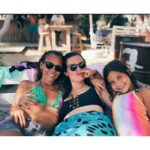 Birce Akalay Instagram - Lugatımda “kadın” diye yazılır « Burçak » diye okunur. İyi ki doğdun ailem, yol arkadaşım, hemşirem, hayat boyu birlikte eyes wide shut dans edelim. Varlığına minnettarım ve en kötü günümüz böyle olsun. Gücüne güç kat ve hep ışılda. Love you to the moon & back! 🌹 PS: aradaki bir fotoğraf 2009 ROXY. 😎