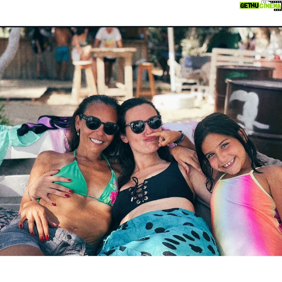 Birce Akalay Instagram - Lugatımda “kadın” diye yazılır « Burçak » diye okunur. İyi ki doğdun ailem, yol arkadaşım, hemşirem, hayat boyu birlikte eyes wide shut dans edelim. Varlığına minnettarım ve en kötü günümüz böyle olsun. Gücüne güç kat ve hep ışılda. Love you to the moon & back! 🌹 PS: aradaki bir fotoğraf 2009 ROXY. 😎