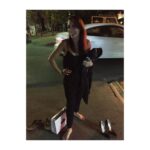 Birce Akalay Instagram - Lugatımda “kadın” diye yazılır « Burçak » diye okunur. İyi ki doğdun ailem, yol arkadaşım, hemşirem, hayat boyu birlikte eyes wide shut dans edelim. Varlığına minnettarım ve en kötü günümüz böyle olsun. Gücüne güç kat ve hep ışılda. Love you to the moon & back! 🌹 PS: aradaki bir fotoğraf 2009 ROXY. 😎
