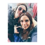 Birce Akalay Instagram - Lugatımda “kadın” diye yazılır « Burçak » diye okunur. İyi ki doğdun ailem, yol arkadaşım, hemşirem, hayat boyu birlikte eyes wide shut dans edelim. Varlığına minnettarım ve en kötü günümüz böyle olsun. Gücüne güç kat ve hep ışılda. Love you to the moon & back! 🌹 PS: aradaki bir fotoğraf 2009 ROXY. 😎