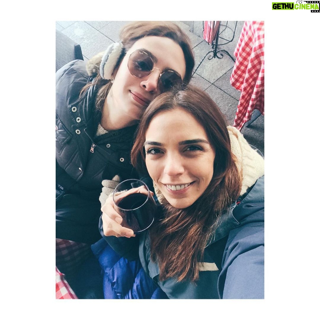 Birce Akalay Instagram - Lugatımda “kadın” diye yazılır « Burçak » diye okunur. İyi ki doğdun ailem, yol arkadaşım, hemşirem, hayat boyu birlikte eyes wide shut dans edelim. Varlığına minnettarım ve en kötü günümüz böyle olsun. Gücüne güç kat ve hep ışılda. Love you to the moon & back! 🌹 PS: aradaki bir fotoğraf 2009 ROXY. 😎