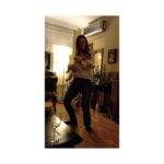Birce Akalay Instagram - Lugatımda “kadın” diye yazılır « Burçak » diye okunur. İyi ki doğdun ailem, yol arkadaşım, hemşirem, hayat boyu birlikte eyes wide shut dans edelim. Varlığına minnettarım ve en kötü günümüz böyle olsun. Gücüne güç kat ve hep ışılda. Love you to the moon & back! 🌹 PS: aradaki bir fotoğraf 2009 ROXY. 😎