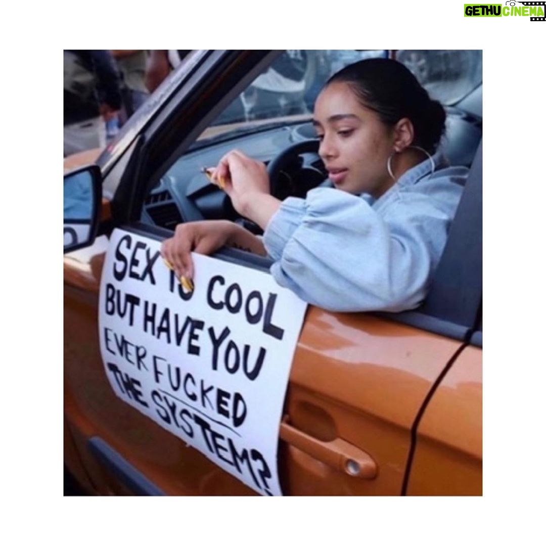 Birce Akalay Instagram - Lugatımda “kadın” diye yazılır « Burçak » diye okunur. İyi ki doğdun ailem, yol arkadaşım, hemşirem, hayat boyu birlikte eyes wide shut dans edelim. Varlığına minnettarım ve en kötü günümüz böyle olsun. Gücüne güç kat ve hep ışılda. Love you to the moon & back! 🌹 PS: aradaki bir fotoğraf 2009 ROXY. 😎