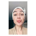 Birce Akalay Instagram - Son kareyi ilk paylaşıyorum zira bu serinin kapağının hakkı sivilceli ve uçuklu yüzümle koskocaman bir öpücük. Çünkü kayıt dediğimizin ilk haftasından bu kare. Yüzüm heyecandan ve stresten açan çiçeklerle dolu biraz. Ama gerçek ;) Siz bir de sete sorun başka neler oldu neler! Neyse… ••• Sevgili dostlar, yayından sonra ancak gelebiliyorum kendime.Bu heyecanımla unuttuğum dostlarım olduysa lütfen beni affedin. Bugüne kadar birçok değerli projede varoldum. Ancak ilk defa peşembe akşamı yayını izledikten sonra uzun süre gözyaşlarıma hakim olamadım. Benim için Bir Derdim Var’ın neden böyle hissettirdiğini çok yakınımdaki dostlarım bilirler elbette. Hayatımda hiç yüzünü görmediğim, hiç ama hiç tanımadığım ya da tanışamayacağım çocuklara, gençlere,insanlara dokunabilmek, onlara biraz olsun derdimizi anlatabilmek şansına erişebilmiştim sonunda. Bunun benim için anlamı paha biçilemez işte. ••• Bana bu şansı tanıyan önce hayata, sonra değerli ve sevgili KEREM ÇATAY ve LALE EREN’e Bazen beni benden bile iyi tanıyan ve bu projeyle buluşmamı sağlayan, tek kişilik dev kadro AYŞE BARIM’a yürekten teşekkür ederim. ••• Dilimizden dökülen her cümleyi kağıda döküp bize senaryo üzerine kalpler çizdiren yazarlarımız,YEKTA TORUN,DENİZ GÜRLEK,DUYGU ERTEKİN’e ••• Dün ilk projemizden bugün ikinciye gururla ve keyifle yürüdüğüm yönetmenim ve kıymetli arkadaşım BURAK MÜJDECİ’ye,bu hayali hayata geçirmek için bu kadar inandıkları için çok ama çok teşekkür ederim. Bize tüm imkanlarını seferber eden Ay Yapım, başta Uygulayıcı Yapımcımız sevgili CEM ÖZKAN ve gece güzdüz demeden arı gibi çalışan A’dan Z’ye tüm yapım ekibine, Bu benim için paha biçilemez işi sizlerin karşısına çıkana kadar hazırlayan, üreten ve sunan, BİR DERDİM VAR’ın TÜM EKİPLERİ’ne ise kattıkları her şey için minnettarım. Son olarak bizimle,20 yıldır marş gibi söylediğimiz eşsiz şarkıları BİR DERDİM VAR’ı paylaşan MOR VE ÖTESİ’ne Her satırı, her anı keyifle oynadığım kıymetli OYUN ARKADAŞLARIM’a ve değerli desteğini, beğenisini ve en derin hislerimizi bizlerle paylaşan DOSTLARIMIZ ve İZLEYİCİMİZE sonsuz teşekkür ederim. Yolumuz keyifli, sağlıklı, mutlu ve uzun olsun. Sevgiyle… ♥️🫂🙏🏼🌹🪐🧿👏🏼