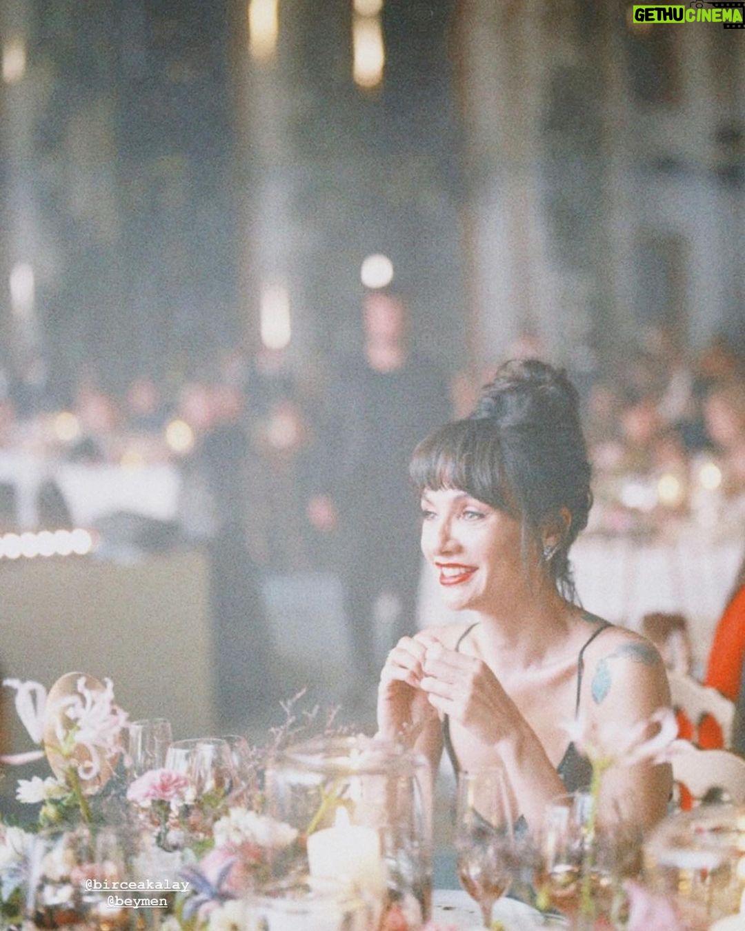 Birce Akalay Instagram - ______A mesmerising celebration night with beloved ones at the 50th anniversary of Beymen. 🥂 #goldenopulence Thank you & Congrats! Dear @beymen __________ Also many thanks to my magic handed heros for making me feel so beautiful tonight! @buraksanuk & @hakankulturofficial & @feritbelli #davet Çırağan Palace