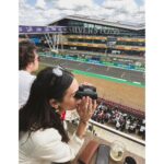 Birce Akalay Instagram - Çok keyifli geçen Londra ve Silverstone F1 maceramız, yanımıza kalan sesli ve büyük kahkahalar, ilk andan itibaren yolculuğun sonuna kadar göserdiğiniz özen ve arkadaşlık için sizlere çok teşekkür ederim tatlı ekip! İyi ki varsınız!@jackliveshere_tr ▪️Bu kaçıncı tatilimiz bilmiyorum @ibrahimselim ama hep mi çok iyisin u know! ▪️Eski dostuz ama artık anladık ki tatilde de tostuz my baby! @serkanaltunorak ▪️Bu tatil bana seni kazandırdığı için ayrıca mutluyum sevgili @taroemir sürprizlerin ve enerjine her daim tavım! Çektiğin harika fotoğraflar için ayrıca teşekkür ederiz! Nicelerine!!! 🖤🥃📷🇬🇧🏁 #şimdideğilsenezaman London, United Kingdom