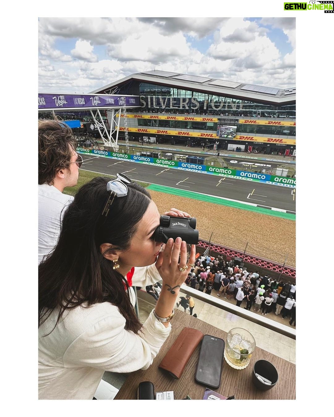Birce Akalay Instagram - Çok keyifli geçen Londra ve Silverstone F1 maceramız, yanımıza kalan sesli ve büyük kahkahalar, ilk andan itibaren yolculuğun sonuna kadar göserdiğiniz özen ve arkadaşlık için sizlere çok teşekkür ederim tatlı ekip! İyi ki varsınız!@jackliveshere_tr ▪️Bu kaçıncı tatilimiz bilmiyorum @ibrahimselim ama hep mi çok iyisin u know! ▪️Eski dostuz ama artık anladık ki tatilde de tostuz my baby! @serkanaltunorak ▪️Bu tatil bana seni kazandırdığı için ayrıca mutluyum sevgili @taroemir sürprizlerin ve enerjine her daim tavım! Çektiğin harika fotoğraflar için ayrıca teşekkür ederiz! Nicelerine!!! 🖤🥃📷🇬🇧🏁 #şimdideğilsenezaman London, United Kingdom
