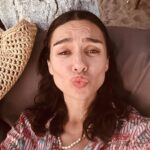 Birce Akalay Instagram - ______ Konuşalım arkadaşlar, Mangalda kül kalmasın. Atalım tutalım biraz, Ya yutarlar ya yutarsın. Sallayalım arkadaşlar, Ki duyanlar şaşakalsın. Yalandan kim ölmüş sanki, Mevlam seni çayıra salsın. 🪭 Bodrum, Mugla