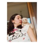 Birce Akalay Instagram - _____ladies first dump. 🥜🧜🏻‍♀️🪭 Üzerimdeki Mini Mouse’tan Mini Ada, son sayfadaki esintiden Annie Ernaux sorumlu. ••• Bu arada Pazar günleri Kadıköy’de kurulan antika pazarına henüz gitmediyseniz gidin. Esnaf bizi çağırıyor. ••• and let me introduce you my baby boy Joey. welcome home honey bunny. 🪐 Istanbul, Turkey