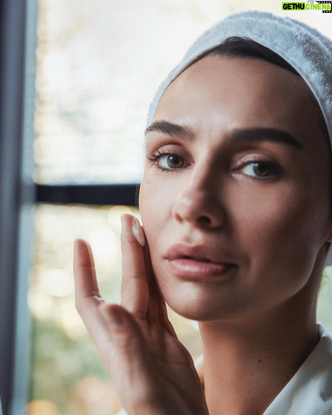 Birce Akalay Instagram - Herkese merhaba! Günlük cilt bakımının çok önemli olduğunu hepimiz biliyoruz. Karşınızda benim yaşlanma karşıtı cilt bakımı rutinim; 🔹 Tüm günün yorgunluğunu taşıyan cildimi geceleri Retinol Boost Gece Kremi'ni kullanarak nemlendiriyorum. 🔹 Ayrıca, her sabah ve gece yatmadan Retinol Boost Göz Kremi ile göz çevremi düzenli olarak besleyerek ince çizgilerimi azaltıyorum. Cildime gösterdiğim özenle kendimi her gün daha iyi ve ışıl ışıl hissediyorum. 🔹 Cilt bakımı rutinlerim bunlarla sınırlı değil elbette @neutrogenaturkiye ve beni takipte kalın. 💙