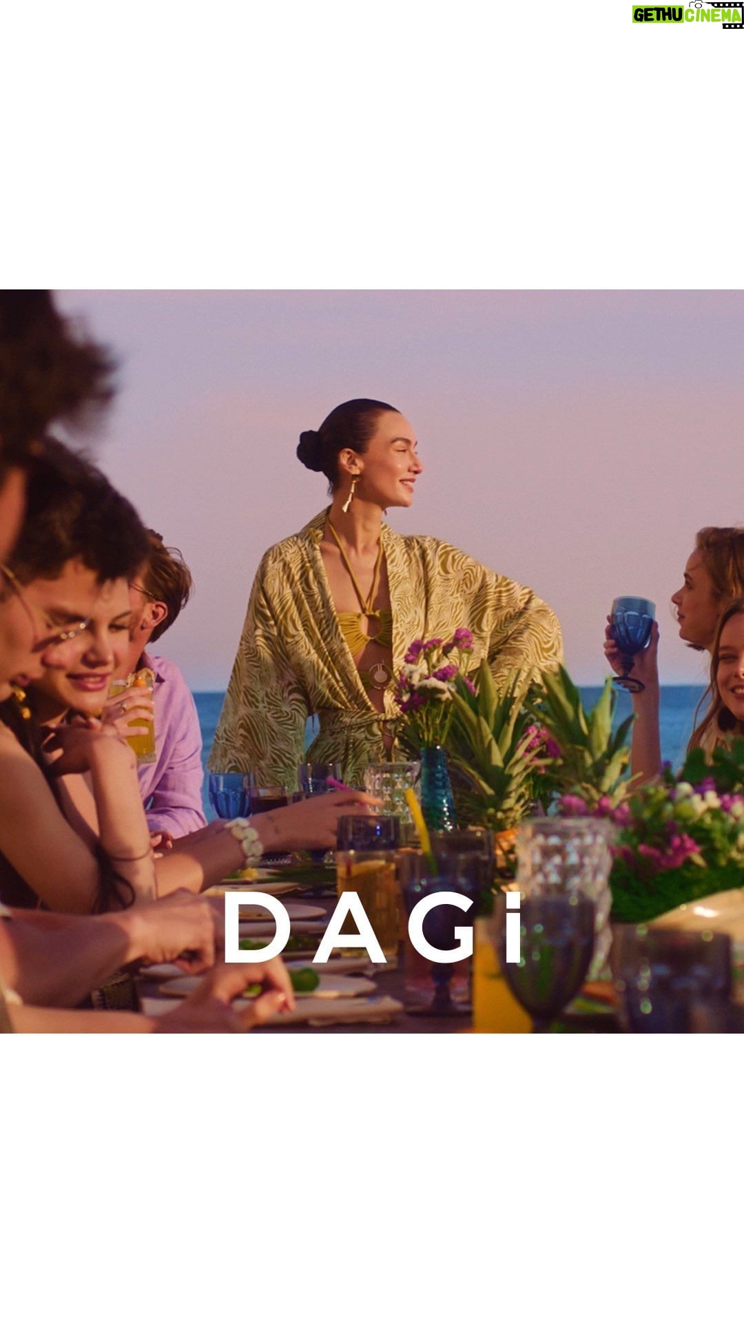 Birce Akalay Instagram - Dagi Islands’ta yazla kavuşma zamanı geldi. Öyle bir yaz ki; daha biz olacağız, daha çok güleceğiz ve unutulmaz anlar biriktireceğiz. Hadi o en güzel anlarda, sen de Dagi’yle ışılda!🧡☀️ #DagiIslands #DahaDahaDagi #BirceAkalay #Dagi #İşBirliği