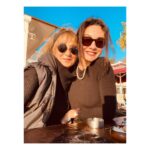 Birce Akalay Instagram - Bugün beni bu dünyaya getiren koca yürekli kadınının doğumgünü. İyi ki doğmuşsun benim canım validem. Ve gönlünce sürsün yaşamın dilerim ki bahçen hep çiçeklensin Yasemin. Seni bu dünyada her şeyden çok seviyorum. ••• Today is the birthday of the big-hearted woman who brought me into this world. Happy birthday to you, my dear mother. And may your life continue to your heart's content so that your garden always blooms, Yasemin. I love you more than anything in this world. 🫠🐚🪸🌺🫂 Bodrum, Mugla