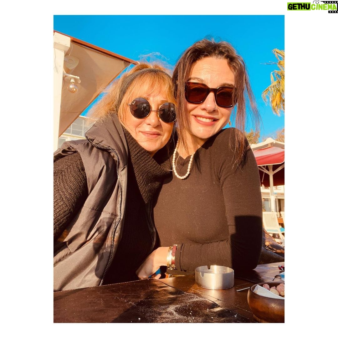 Birce Akalay Instagram - Bugün beni bu dünyaya getiren koca yürekli kadınının doğumgünü. İyi ki doğmuşsun benim canım validem. Ve gönlünce sürsün yaşamın dilerim ki bahçen hep çiçeklensin Yasemin. Seni bu dünyada her şeyden çok seviyorum. ••• Today is the birthday of the big-hearted woman who brought me into this world. Happy birthday to you, my dear mother. And may your life continue to your heart's content so that your garden always blooms, Yasemin. I love you more than anything in this world. 🫠🐚🪸🌺🫂 Bodrum, Mugla
