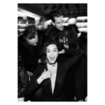 Birce Akalay Instagram - Bazı akşamları ölene kadar hatırlayacak olmamızın sebebi o geceyi unutulmaz kılanlardır. ••• Sevgili dostlarım Mert ve Ahmet sizlerle yaşamımın en ahenkli olduğunu düşündüğüm yıllarında tanıştığım için çok şanslıyım. Hem dostluğunuzla kalbime hem de cömert tavrınızla markama ilk günden beri desteğinizi eksik etmediniz. Sizin bebeğiniz Ninnon’un 5 yaşı tam da bu yüzden sanki benim bebeğimin 5. yaşı gibiydi. Mutluluğunuz benim de mutluluğumdu.O gece masaya koyduğunuz nezaketiniz ve inceliklerinizden fazlasıdı. Paylaşmak ise bizlerin şansı. Ne ellerimiz ayrılsın ne de yollarımız. Doğumgününüz kutlu olsun canlarım. Sizi çok seviyorum. ••• Kalbimin ölümsüz yıldızı, Nünüm,ipek sesini başımızı göğsüne yaslayarak dinleyebildiğimiz için, o kadar şanslıyız ki. Herkese tek tek sarılan yüce ruhuna sağlık olsun canımın içi sevgilim. Miyav! ••• Tanımaktan onur ve gurur duyduğum,parmakları ile ruhunun arasındaki yola hayran olduğum ülkemin “harika çocuğu” canım Burçin. O da o mütevazı kişiliği ile bizim havamıza rengimize şarkımıza mavramıza karıştı ya! Sözün bittiği yerdik gerçekten. :) ••• Canım Bige, çılgın arkadaşım Bige! Bu harika gecenin hiçbir anını kaçırmamışsın yine! Fotoğraf makinen senin elindeki üçüncü gözün buna artık eminim! İyi ki varsın çok yaşa! ••• Ve tüm gece kahkahalarımızı, şarkılarımızı ve dualarımızı paylaştığım canım dostlarım sizi çok seviyorum.Ne ilkti bu soframız ne de son biliyorum. Her biri birbirinden ölümsüz ve anlamlıdır anlarımızın ama da bu bir başka değil miydi arkadaş! Nice güzel günlere hep birlikte… ••• Tüm gece bize servisinde kusur etmeyen arkadaşlarımızın da ellerine ayaklarına sağlık diliyorum.Aklım hep o son gelen çikolatalı yuvarlakta kaldı. :) 🥂🪐♥️ @the_ninon @mertaslanfashion @ahmetgencehan @durunukhet @burcinbuke1 @hknylcn @ibrahimselim @hulyaeltemur @nataliyarcan @ayseorberk @zeynep_madra @dilarakocakiyiyasam #reklamdeğildostmeclisi